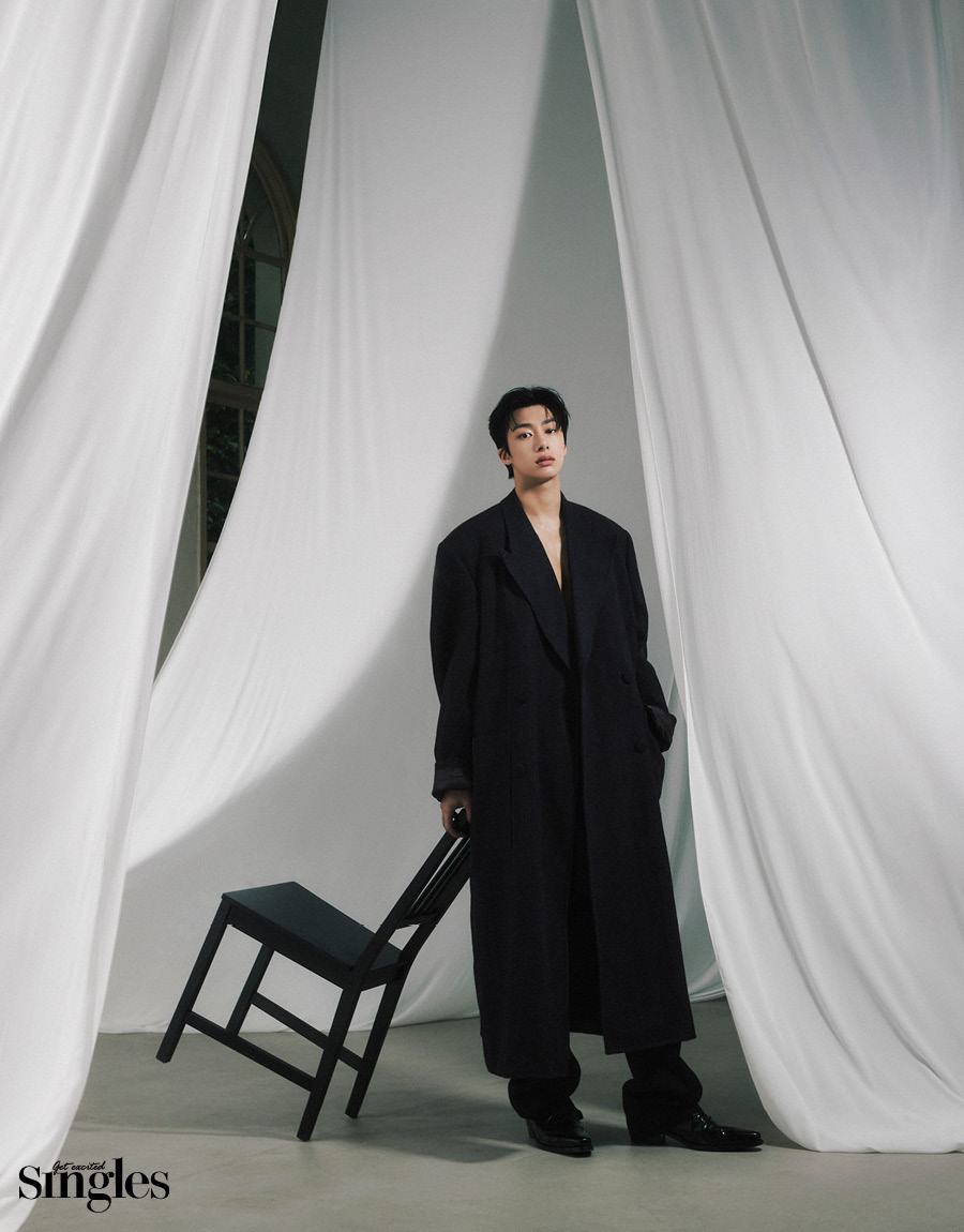 몬스타엑스 형원과 지방시 뷰티 르 루즈 앵떼르디 크림 벨벳이 등장하는 싱글즈 화보